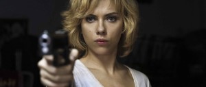 Lucy - Scarlett Johansson, gun