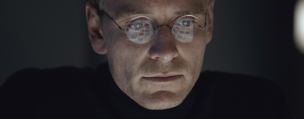 Steve-Jobs---Michael-Fassbender,-glasses,-reflection